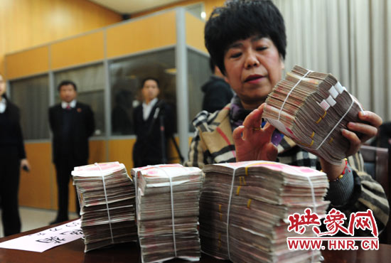 當(dāng)天共發(fā)放執(zhí)行款4110萬元。其中，支票4018萬元，現(xiàn)金92萬元。