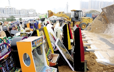 昨日16時(shí)，在鄭州市公安局治安支隊(duì)院內(nèi)，省會警方集中銷毀了“雷霆”行動(dòng)中查獲的賭博機(jī)等涉賭物品