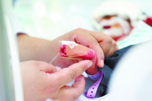 早產(chǎn)兩個月，孩子的生命之路更需要親人的陪伴。