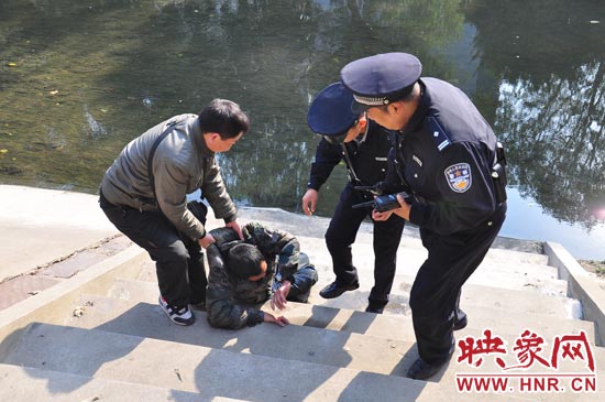 該男子滾入冰冷的金水河，嗆了幾口污水，連滾帶爬從水中出來，隨后被金水路派出所民警救上岸。