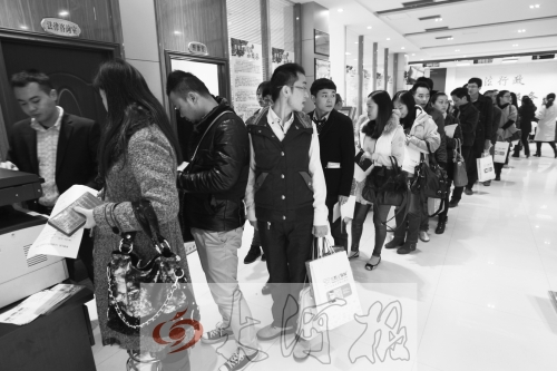 昨天,除復(fù)印材料處有新人排隊(duì)外,金水區(qū)民政局婚姻登記處大廳內(nèi)處未見新人排隊(duì)的火爆場景。