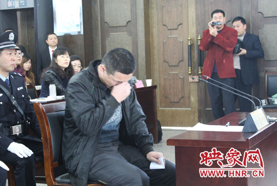 庭審現(xiàn)場，被告人常樹民哽咽著宣讀手中的悔恨書。