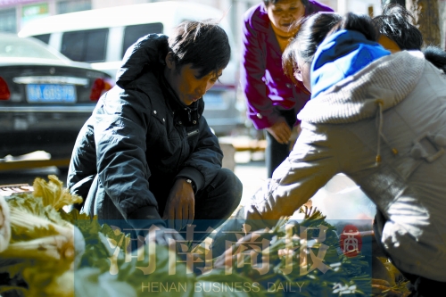 附近的市民得知了他的遭遇，紛紛前來(lái)買菜