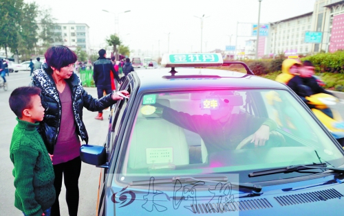 看見有帶小孩的乘客，王師傅都會遞上字條，提醒乘客。