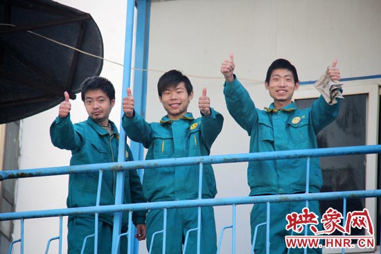 干的好的時(shí)候，他們會(huì)給同伴豎起大拇指