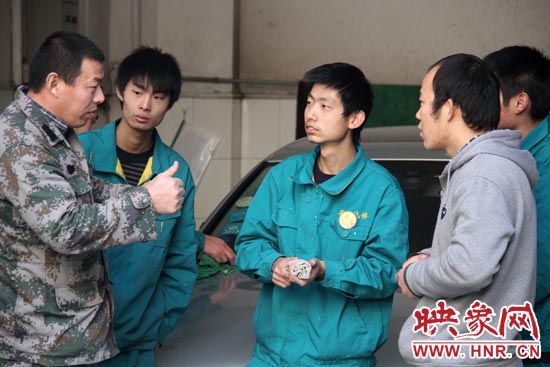 楊冠軍（左）在和兄弟們交流時(shí)，多數(shù)都是用手語(yǔ)