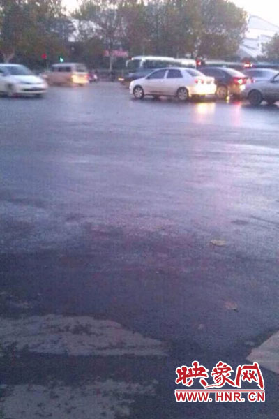 中原路與嵩山路交匯處路面因?yàn)⑺Y(jié)冰。（圖片來(lái)自網(wǎng)絡(luò)）
