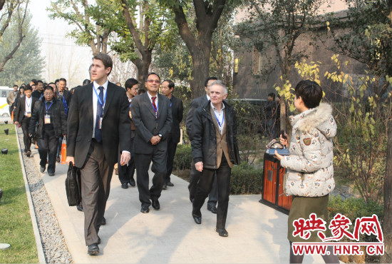 河南鄭州2013服務外包大會的嘉賓們參觀了金水科教園區(qū)和河南外包產業(yè)園并留下了深刻的印象。