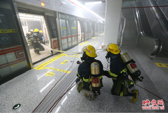 人員疏散完畢后，消防隊(duì)員開(kāi)始滅火