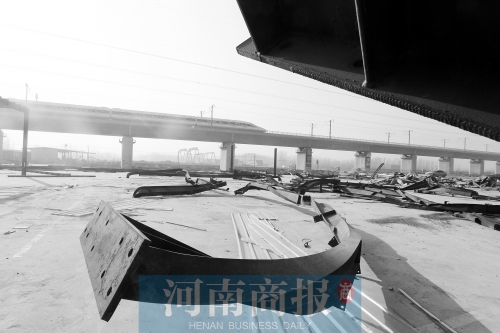 　鐵路兩側(cè)，不少建筑物已經(jīng)被拆除