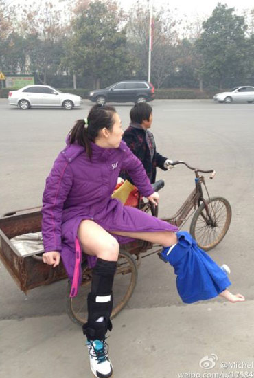 楊婕與朱婷相撞受傷下場(chǎng)-街頭大媽三輪送賓館。