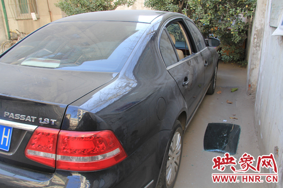 12月12日，鄭州金水區(qū)一小區(qū)汽車車窗被撬