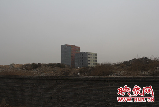 一墻之隔，但內(nèi)外環(huán)境卻截然不同