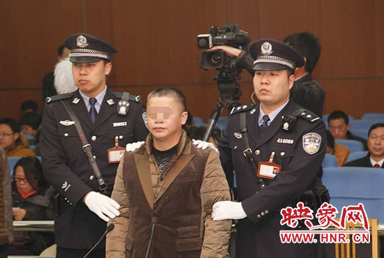 被告人被法警帶上法庭時，身上沒有戒具，也沒有剃光頭。（圖片來源于微博@豫法陽光）