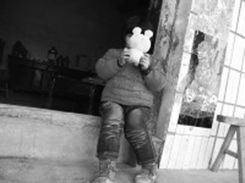 對自己的怪病，依依懵然無知。