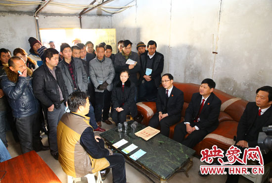 河南高院關注農(nóng)民工跪地討薪事件 提供相關法律援助