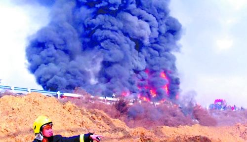 京港澳高速漯河段一貨車起火 200多萬(wàn)元家電被燒毀