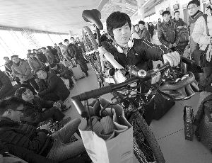 由于媽媽生病，盧文成只得中途放棄騎行改乘火車趕回老家。