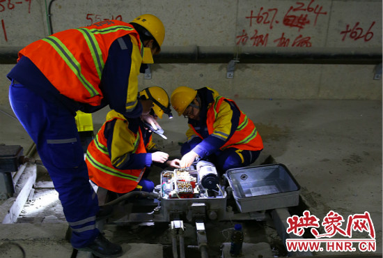 鄭州地鐵設(shè)備部各工種的同事們每晚在夜深人靜時的隧道里堅(jiān)守著自己的崗位。