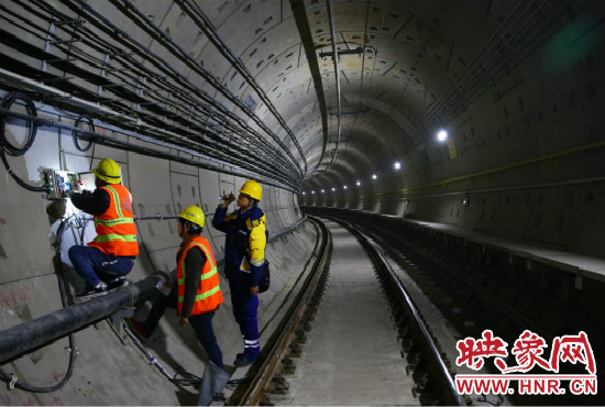 設(shè)施設(shè)備部通號室信號專業(yè)工程師正帶領(lǐng)著同事們進(jìn)行軌道信號轉(zhuǎn)轍機(jī)零件更換。