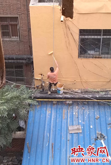 在13年11月多家媒體該酒店加蓋事件后，該酒店派人將樓層加蓋處統(tǒng)一刷上黃漆(附近小區(qū)居民提供)