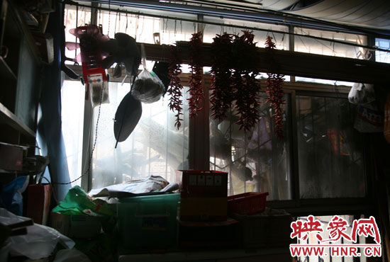 受影響的住戶將自己的窗戶遮擋起來，以防被加蓋樓層住戶看到自家