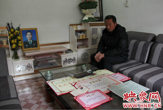 救火英雄鄭春光的父親和兒子獲得榮譽(yù)證書。