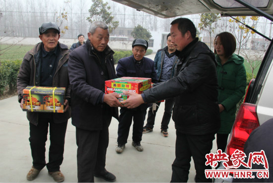 鄭春光的父親鄭慶兵和女兒鄭元元帶著他未完成的夢想來到了鄭集鄉(xiāng)敬老院，看望慰問居住在這里的五保老人。