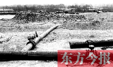 鄭州首座垃圾沼氣電廠并網(wǎng)發(fā)電，集氣管一端連接垃圾山深處，一端連接電廠集氣裝置