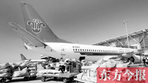 鄭州機場的工作人員在往飛機上裝貨 鄭州機場的工作人員在往飛機上裝貨