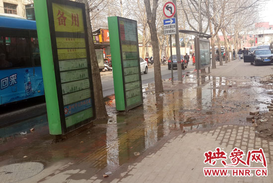 公交車站處臭氣沖天污水橫流，行人幾乎無法在此等車