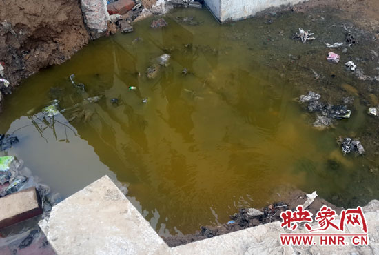 \路旁有一個水坑，污水不停在往外冒