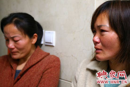 提及現(xiàn)狀，柴小快的女兒不住流淚。