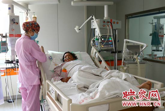 4月4日上午，仍舊躺在重癥監(jiān)護(hù)室里的柴小快正在接受治療。