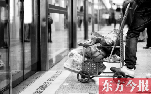 過個(gè)周末逛逛街 坐著地鐵去掃貨 過個(gè)周末逛逛街 坐著地鐵去掃貨