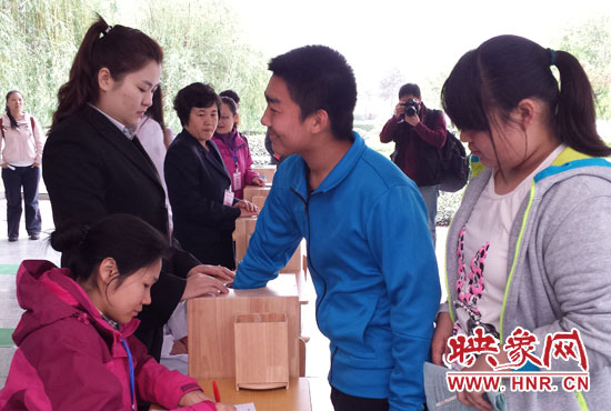 考生本人抽簽決定座號。