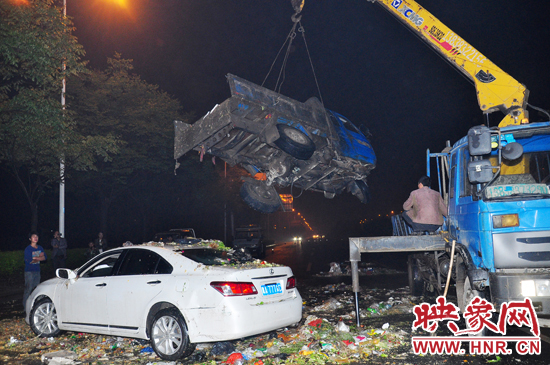 1點(diǎn)40許，兩輛車先后被吊起并拖離現(xiàn)場，停車場的幾位員工將路面清掃干凈，隨后該路段恢復(fù)通行。