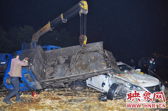 滿滿的一車泔水和垃圾傾瀉而下，鋪撒在路面和凌志車上，數(shù)十米遠(yuǎn)都能聞到泔水的惡臭。