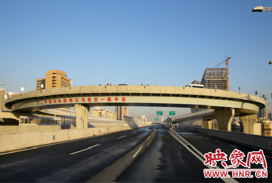 右側(cè)車(chē)道為北三環(huán)快速路文化路出口輔道。