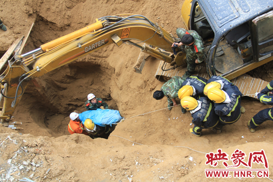 14點(diǎn)10分，經(jīng)過(guò)4個(gè)多小時(shí)的救援，消防官兵發(fā)現(xiàn)被埋男子，現(xiàn)在正從6米多深的塔吊塌方處抬出。