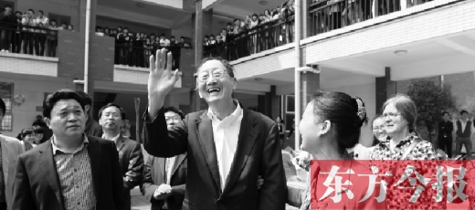 4月23日上午，崔琦偕夫人參觀寶豐一高