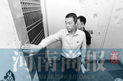 　來(lái)到馬某家，法官被拒之門外