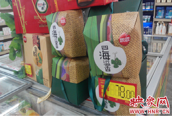 今年商場里的散裝、袋裝粽子多了，盒裝粽子的售價也更加親民。