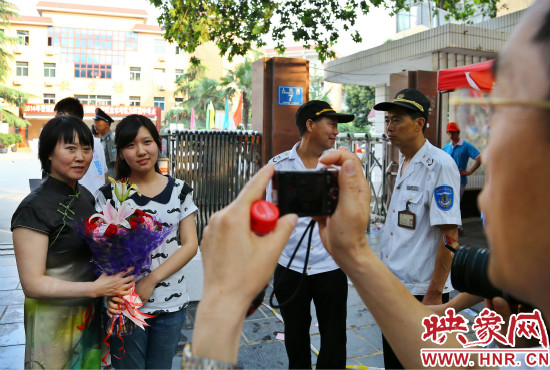 父親用手中的相機記錄下這重要的一刻。