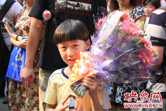 杜澤一直在考點門口等待表姐走出考場。