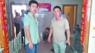 在吳文舉老師的幫助下，王強強（左）從傳銷窩點成功脫險。