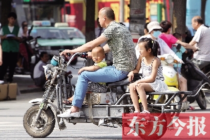 這樣帶著孩子，一個剎車，孩子就有可能摔下車