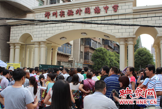 考試快結(jié)束時(shí)，陪考的家長涌入學(xué)校接孩子。