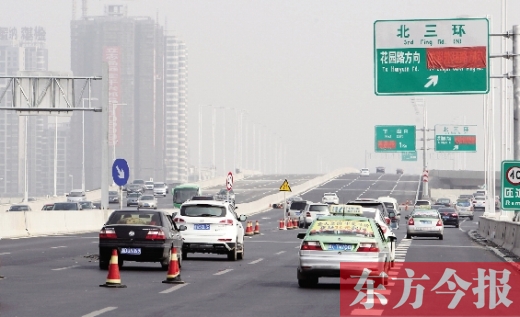 昨日，鄭州市北三環(huán)高架橋上，指向國基路方向的指示路牌還用紅布擋著