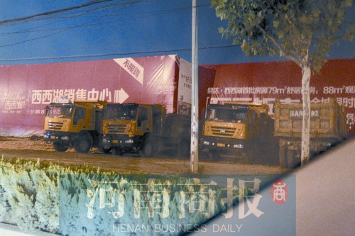 昨夜，記者發(fā)現(xiàn)一些工地外，渣土車們正在“休息”記者 鄧萬里/攝